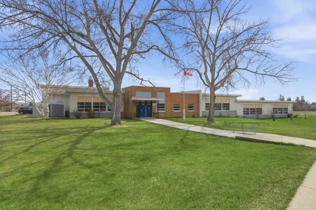 6215 Thorncliffe Drive NW Calgary AB T2K 3A6