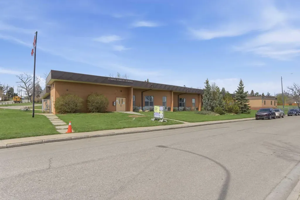 6215 Thorncliffe Drive NW Calgary AB T2K 3A6