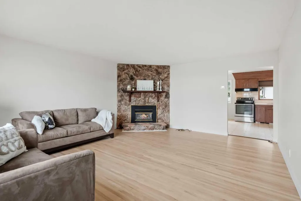 6215 Thorncliffe Drive NW Calgary AB T2K 3A6