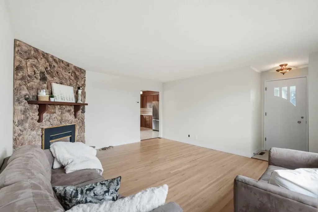 6215 Thorncliffe Drive NW Calgary AB T2K 3A6