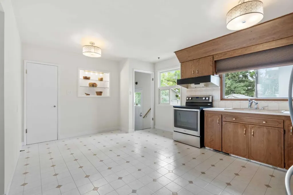 6215 Thorncliffe Drive NW Calgary AB T2K 3A6