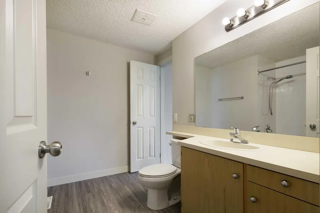 5019 46 Avenue SW Calgary AB T3E 6R1