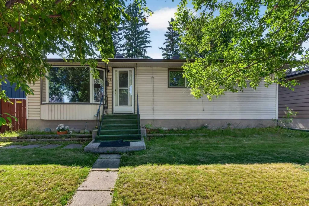 36 Hazelwood Crescent SW Calgary AB T2V 3B9