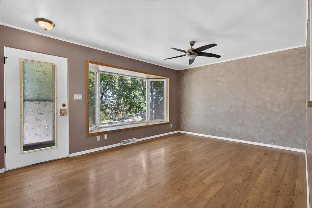 36 Hazelwood Crescent SW Calgary AB T2V 3B9