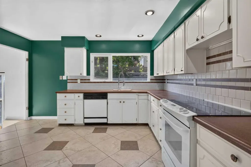 36 Hazelwood Crescent SW Calgary AB T2V 3B9