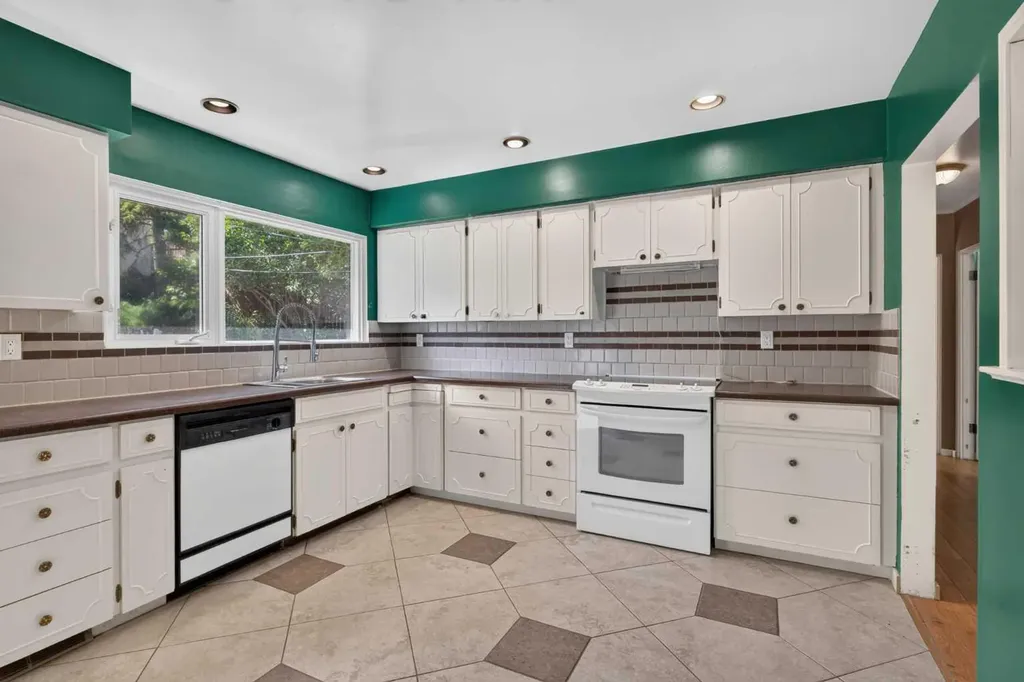 36 Hazelwood Crescent SW Calgary AB T2V 3B9