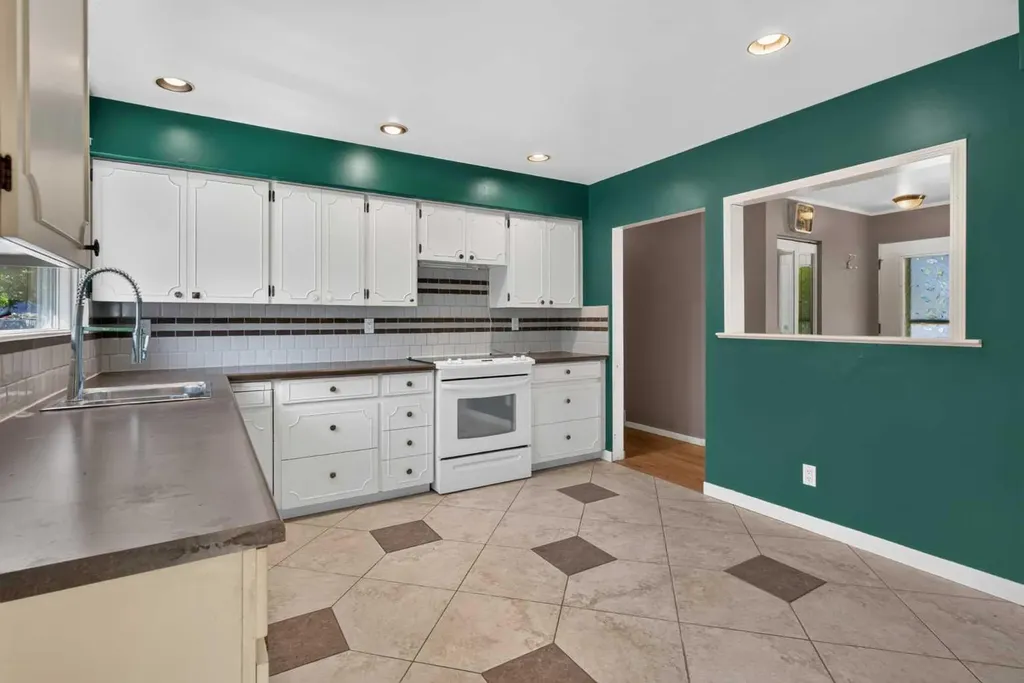 36 Hazelwood Crescent SW Calgary AB T2V 3B9