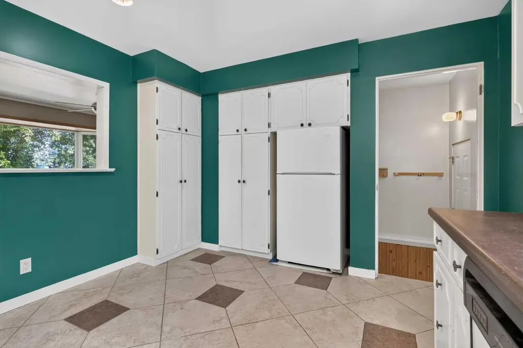 36 Hazelwood Crescent SW Calgary AB T2V 3B9