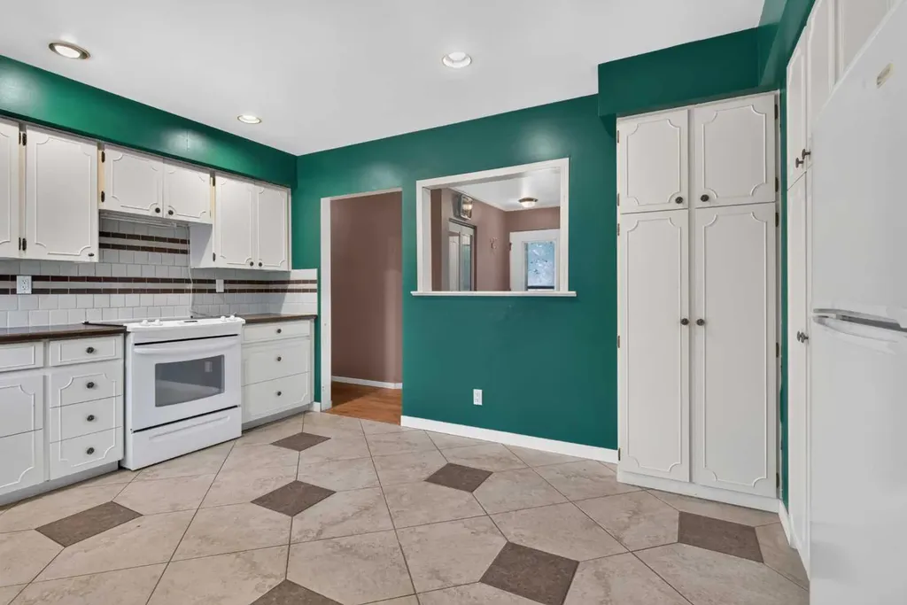 36 Hazelwood Crescent SW Calgary AB T2V 3B9