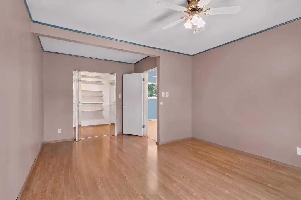 36 Hazelwood Crescent SW Calgary AB T2V 3B9