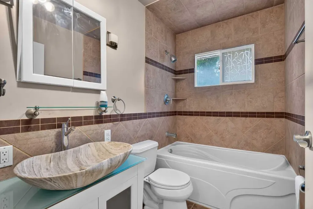 36 Hazelwood Crescent SW Calgary AB T2V 3B9