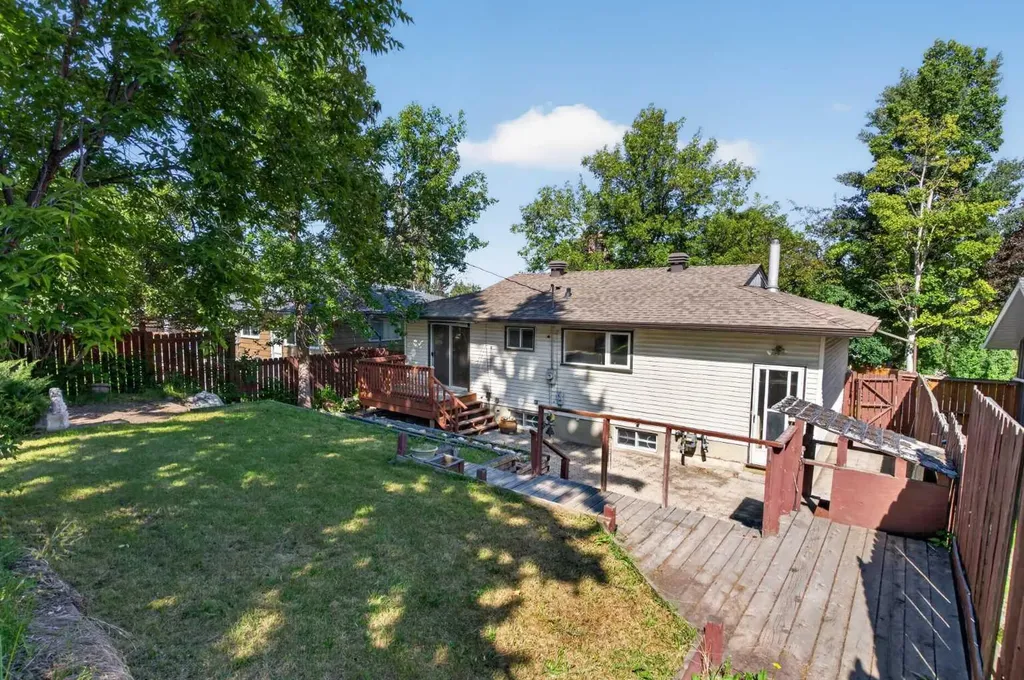 36 Hazelwood Crescent SW Calgary AB T2V 3B9