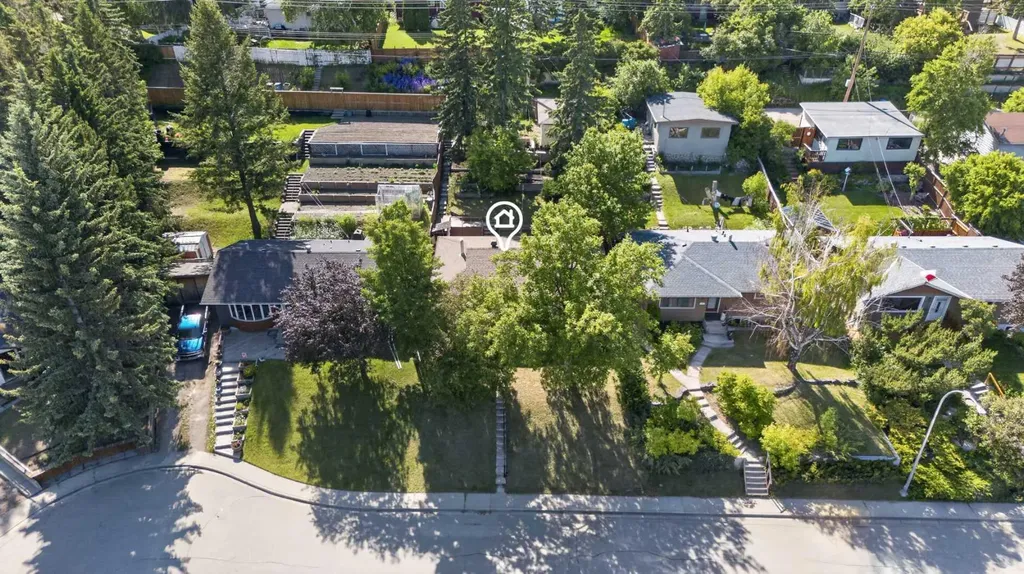 36 Hazelwood Crescent SW Calgary AB T2V 3B9