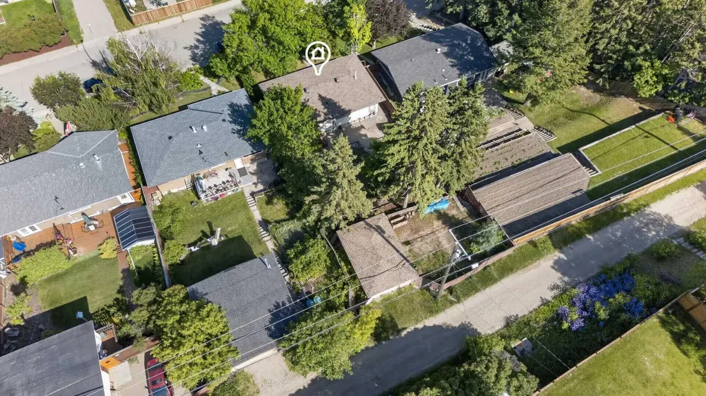 36 Hazelwood Crescent SW Calgary AB T2V 3B9