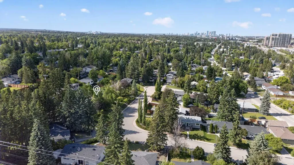 36 Hazelwood Crescent SW Calgary AB T2V 3B9