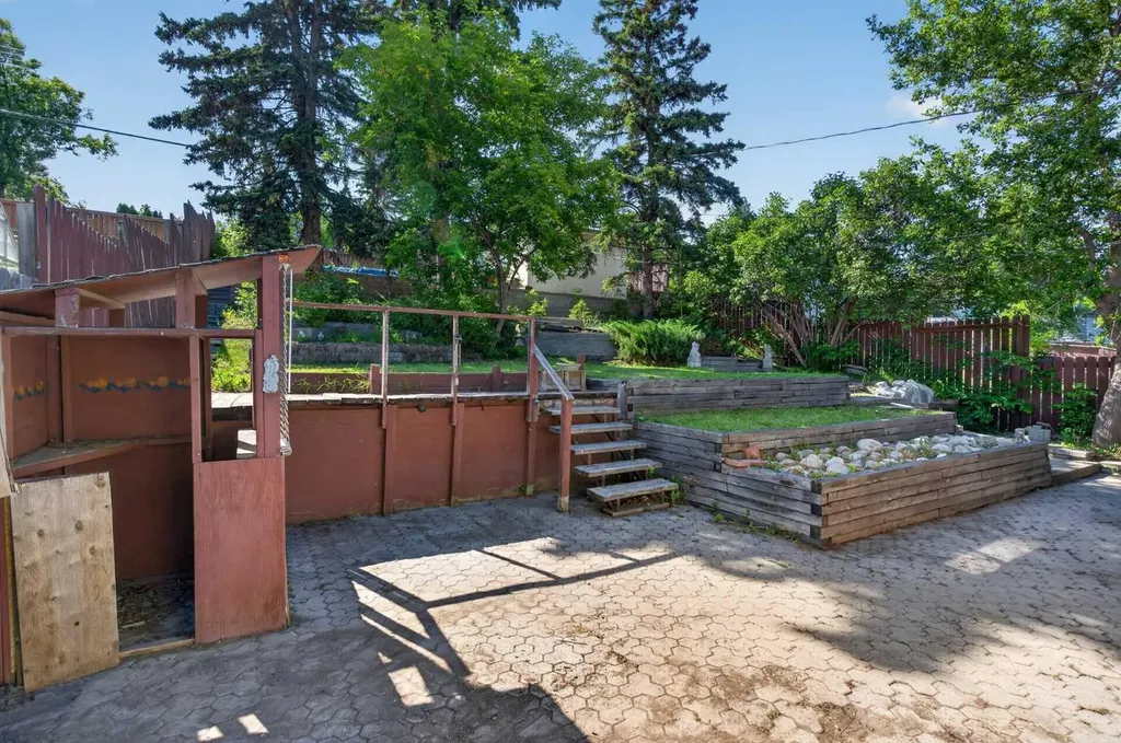36 Hazelwood Crescent SW Calgary AB T2V 3B9
