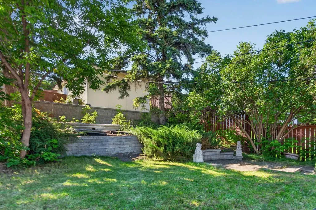 36 Hazelwood Crescent SW Calgary AB T2V 3B9