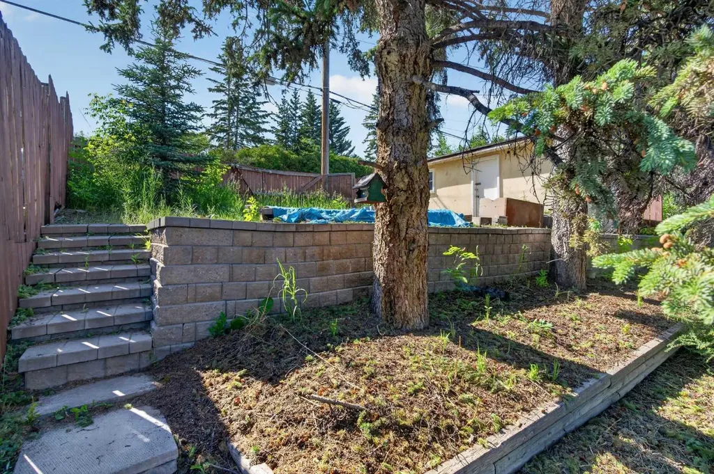 36 Hazelwood Crescent SW Calgary AB T2V 3B9