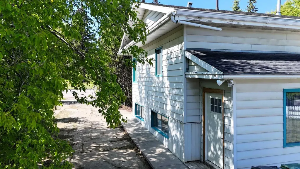 4711 5 Avenue Edson AB T7E 1C6