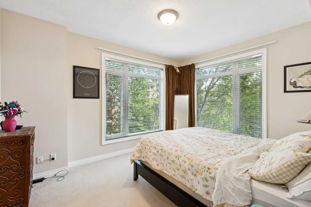 10 Hemlock Crescent SW Calgary AB T3C 2Z1