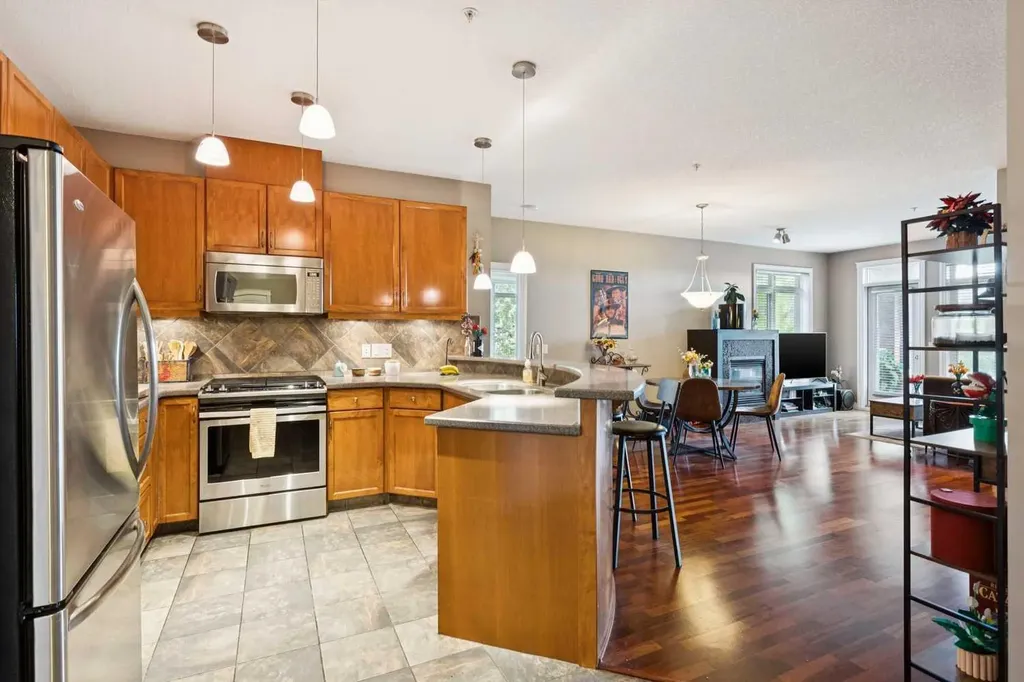 10 Hemlock Crescent SW Calgary AB T3C 2Z1