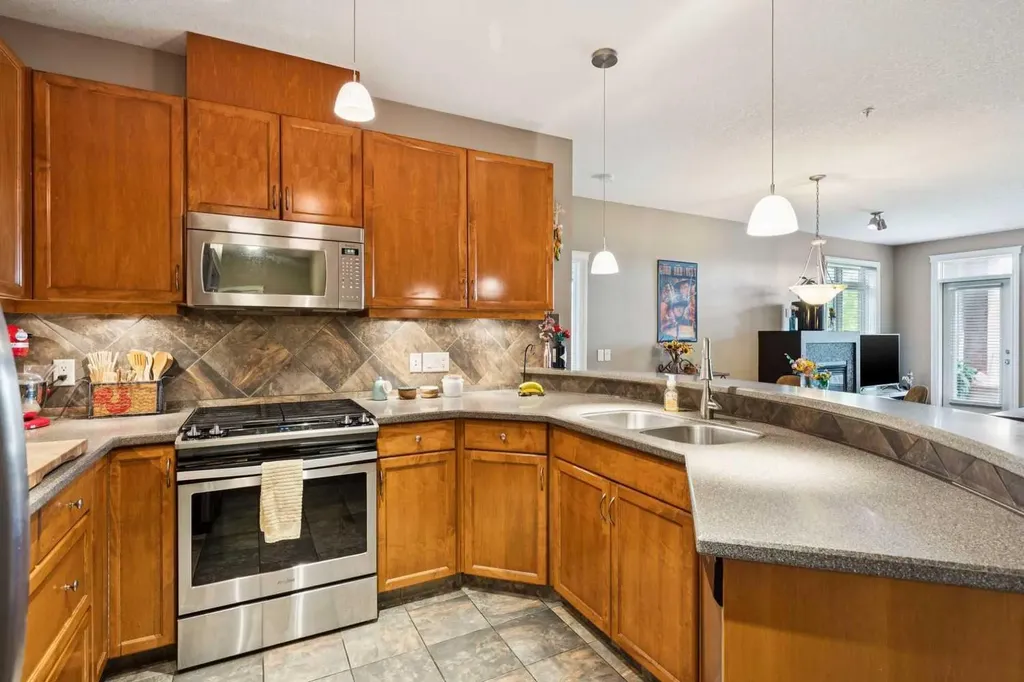 10 Hemlock Crescent SW Calgary AB T3C 2Z1
