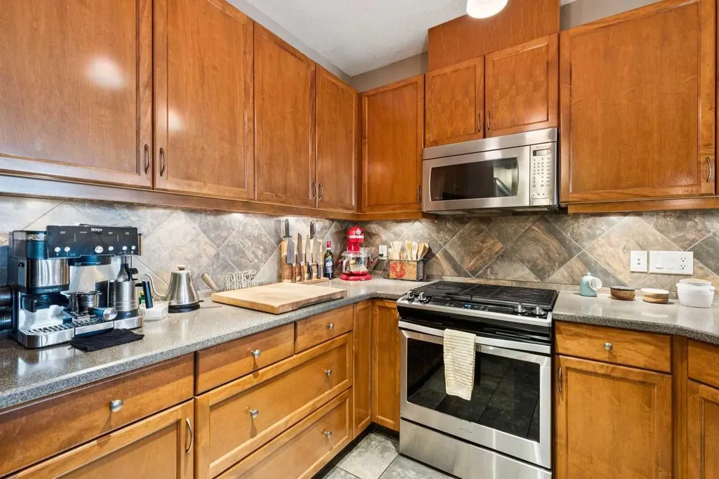 10 Hemlock Crescent SW Calgary AB T3C 2Z1