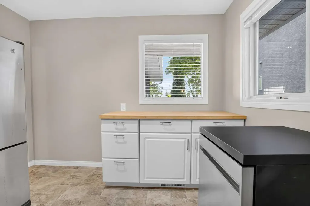 136 41 Avenue NW Calgary AB T2K 0G6