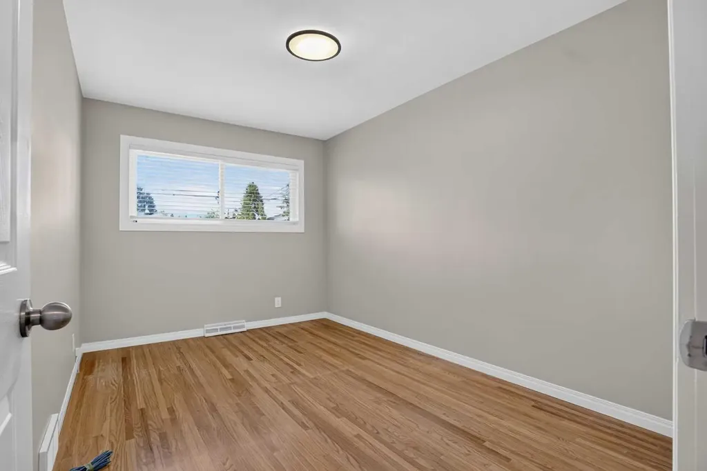 136 41 Avenue NW Calgary AB T2K 0G6