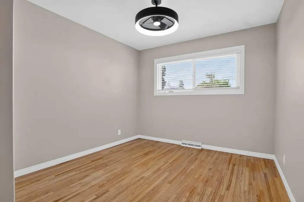 136 41 Avenue NW Calgary AB T2K 0G6