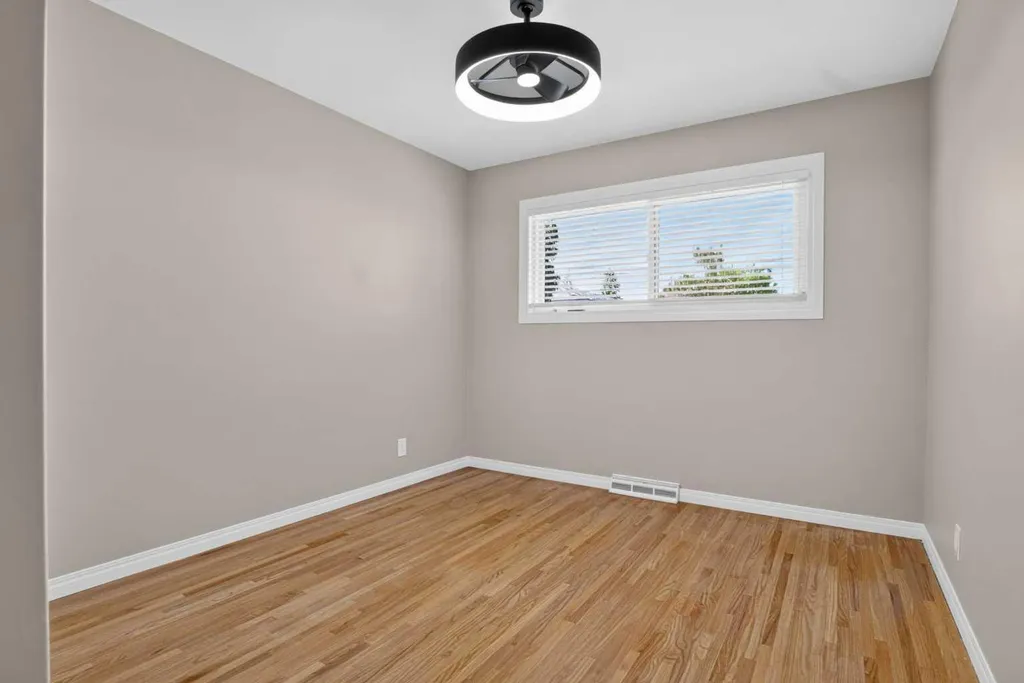 136 41 Avenue NW Calgary AB T2K 0G6