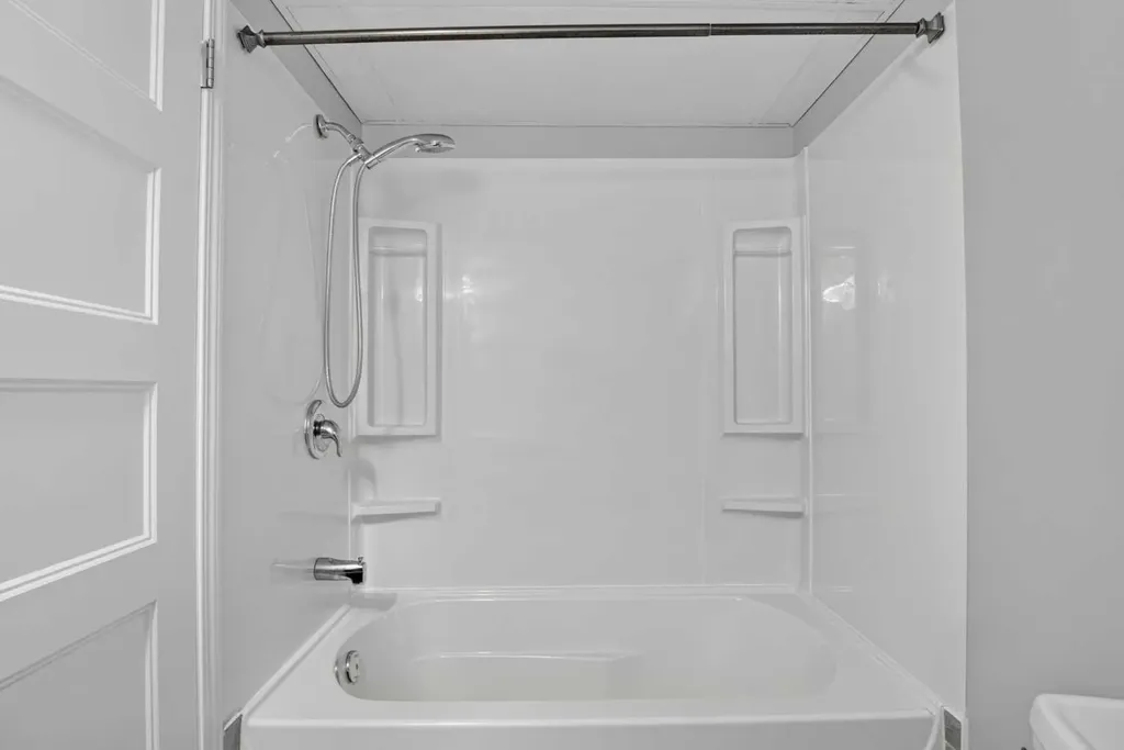 136 41 Avenue NW Calgary AB T2K 0G6