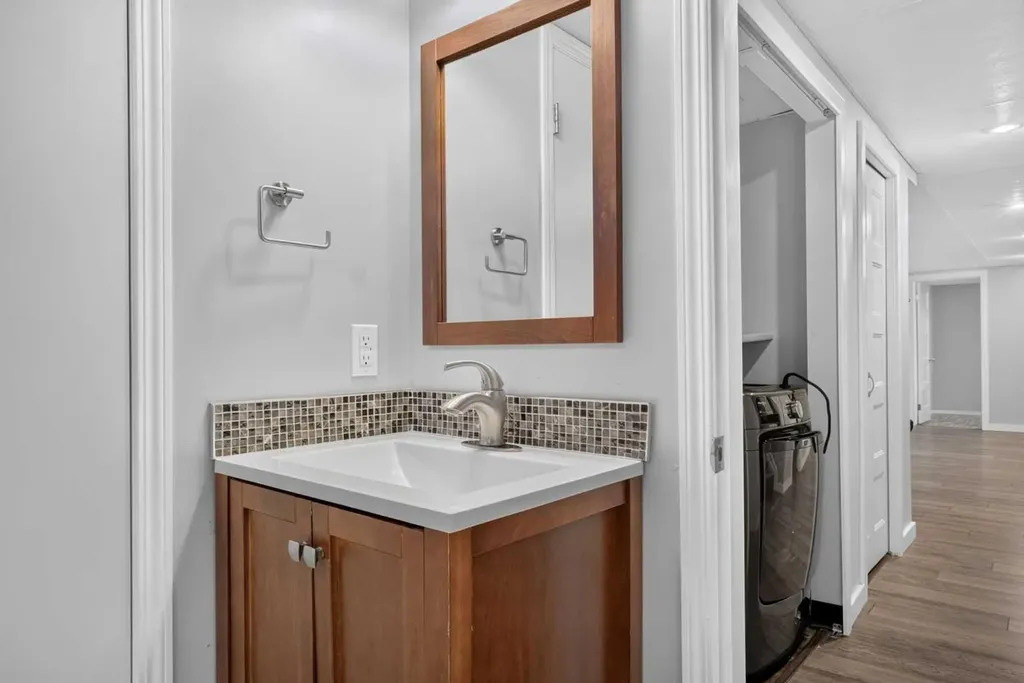 136 41 Avenue NW Calgary AB T2K 0G6