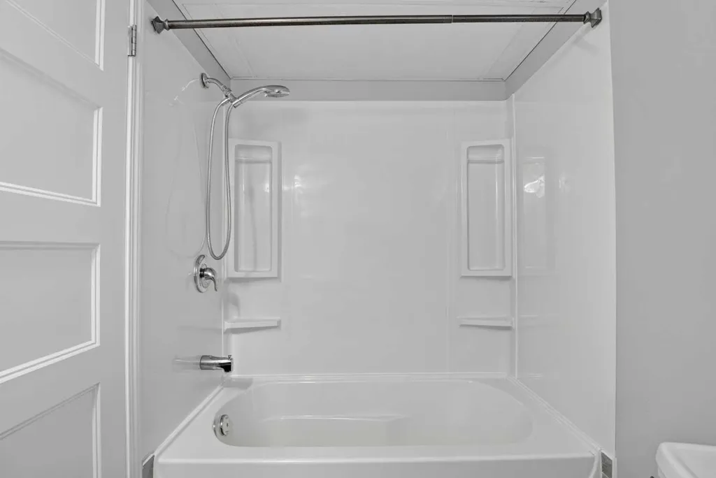 136 41 Avenue NW Calgary AB T2K 0G6