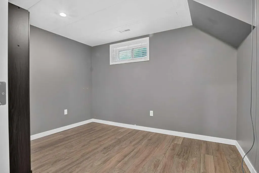 136 41 Avenue NW Calgary AB T2K 0G6