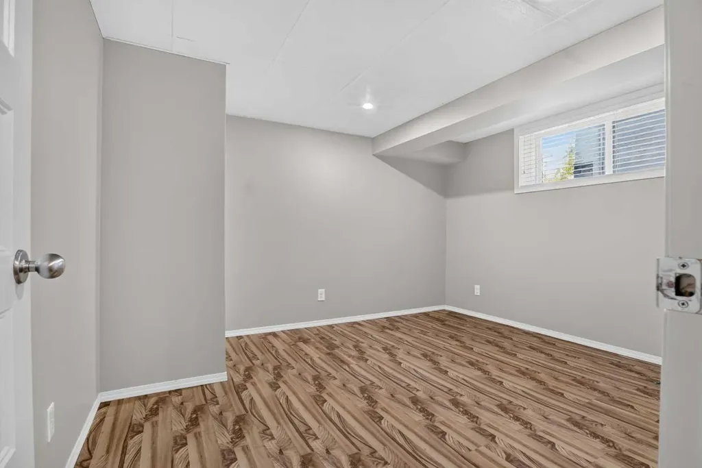 136 41 Avenue NW Calgary AB T2K 0G6