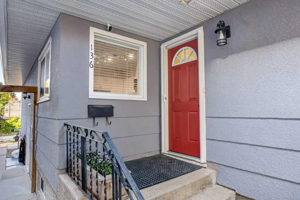 136 41 Avenue NW Calgary AB T2K 0G6