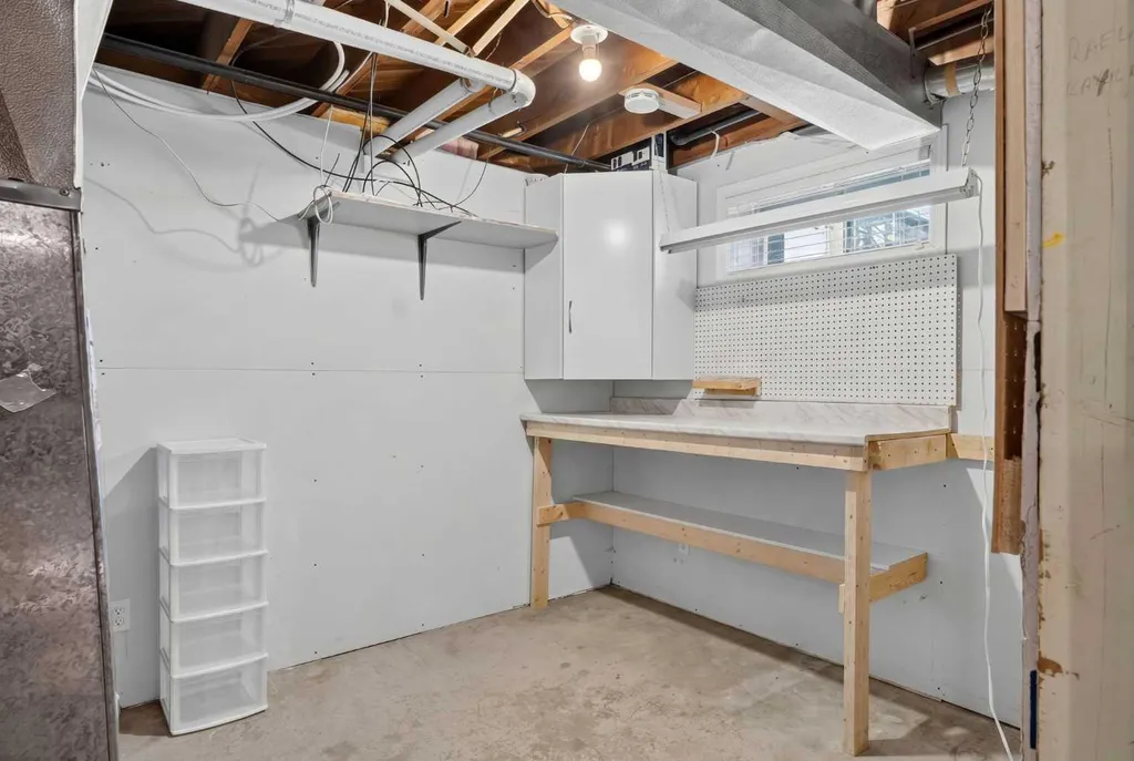 136 41 Avenue NW Calgary AB T2K 0G6