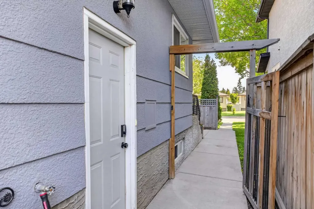 136 41 Avenue NW Calgary AB T2K 0G6