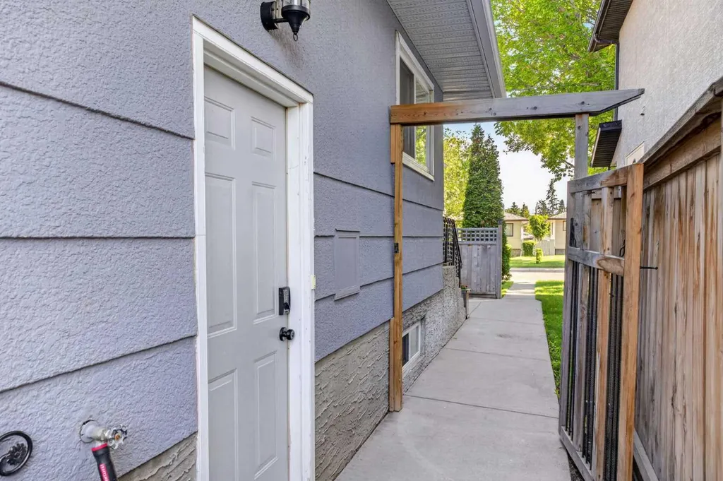 136 41 Avenue NW Calgary AB T2K 0G6