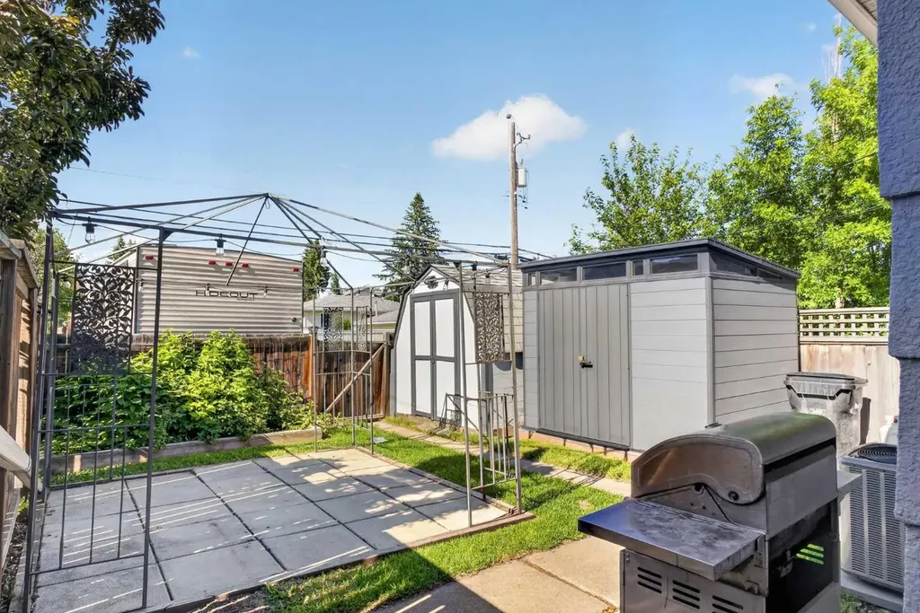 136 41 Avenue NW Calgary AB T2K 0G6