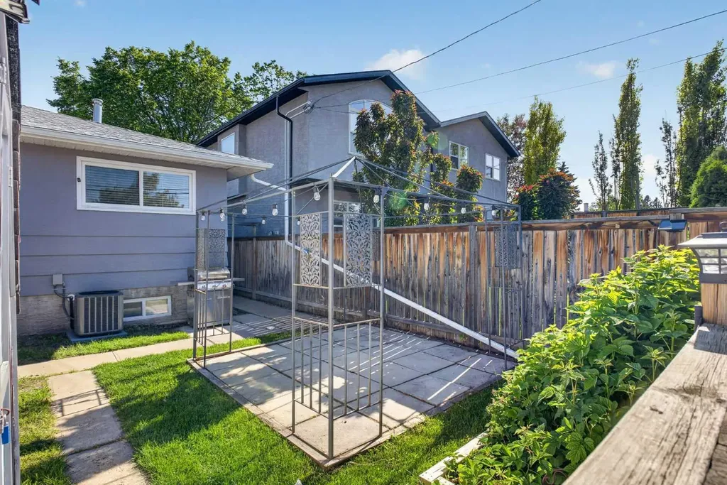 136 41 Avenue NW Calgary AB T2K 0G6