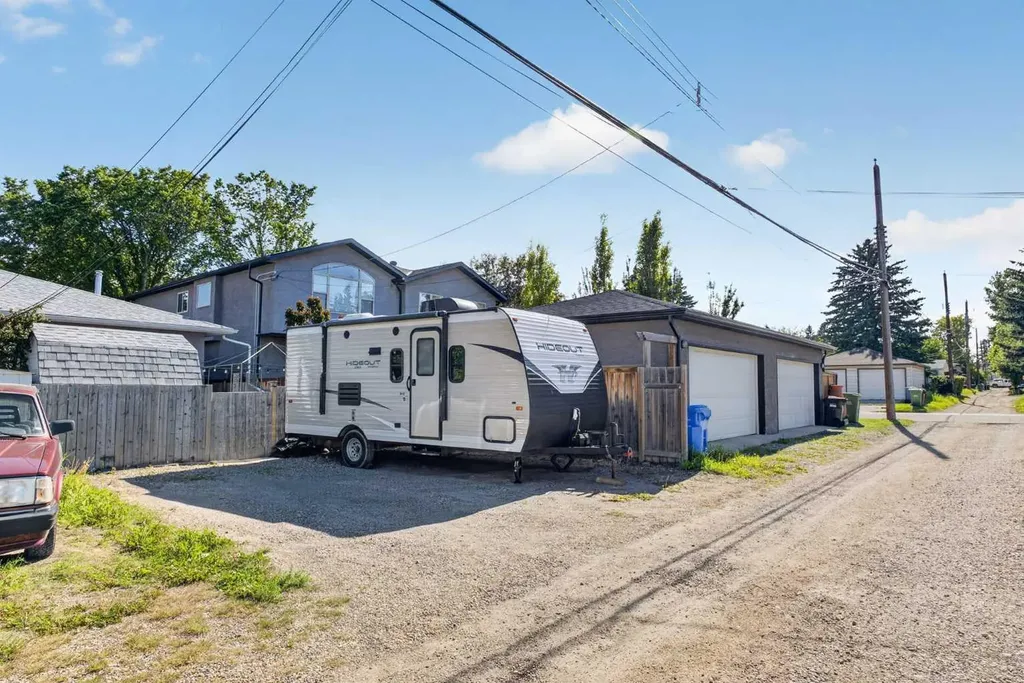 136 41 Avenue NW Calgary AB T2K 0G6