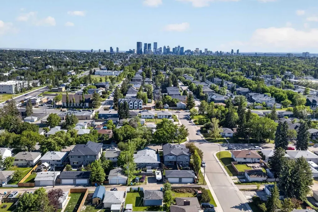 136 41 Avenue NW Calgary AB T2K 0G6