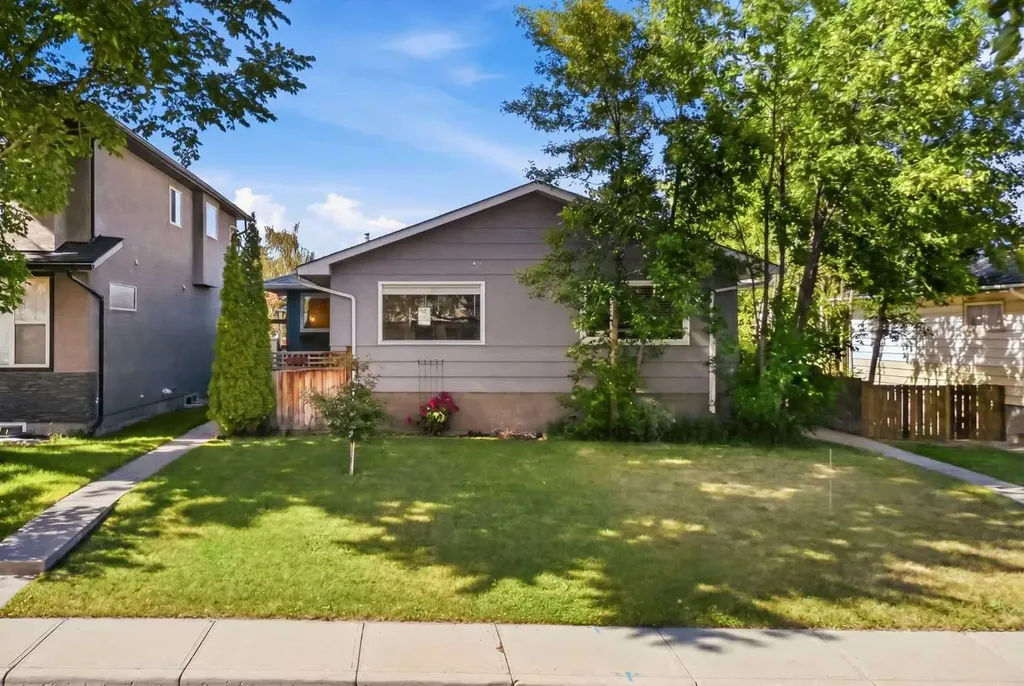 136 41 Avenue NW Calgary AB T2K 0G6