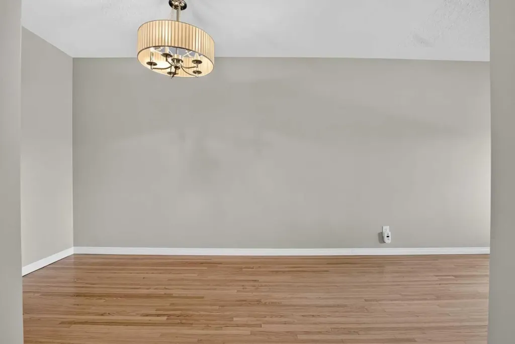 136 41 Avenue NW Calgary AB T2K 0G6