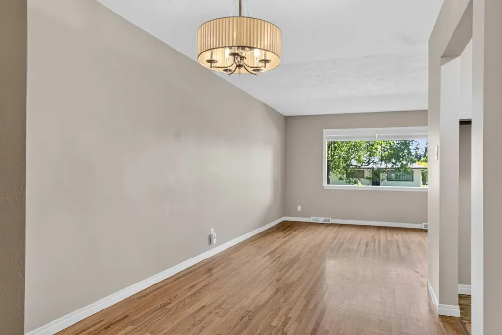 136 41 Avenue NW Calgary AB T2K 0G6