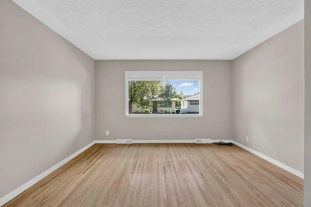 136 41 Avenue NW Calgary AB T2K 0G6