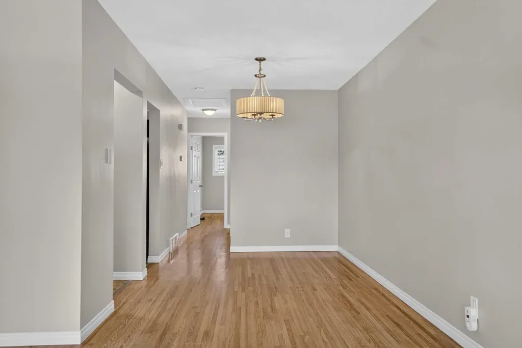 136 41 Avenue NW Calgary AB T2K 0G6