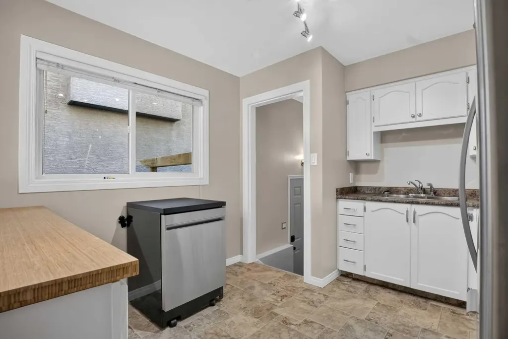 136 41 Avenue NW Calgary AB T2K 0G6